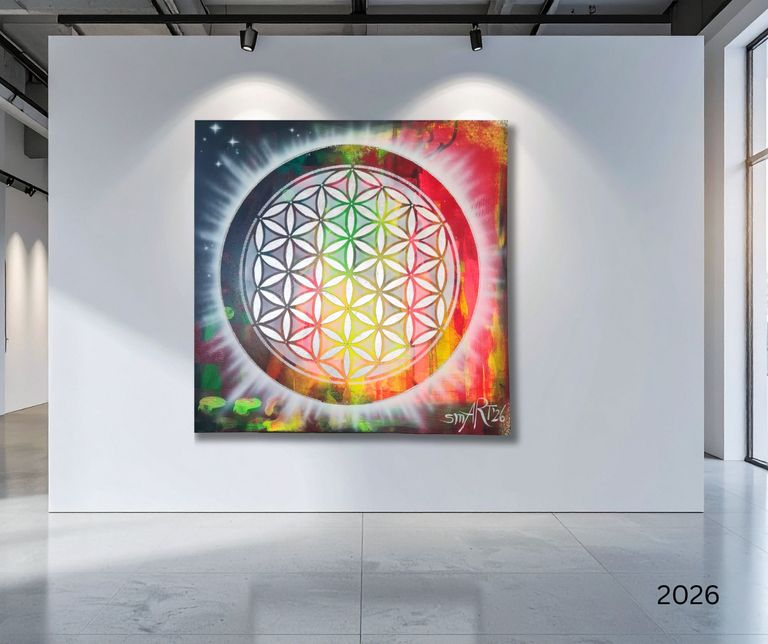 Lebensblume-Gemälde in Silber mit Regenbogenfarben an einer weißen Galerie-Wand, beleuchtet von Deckenstrahlern.